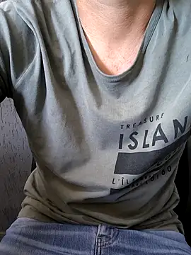 Snapshot of Leo_Big chatting on 12/22/25, 12:02 Leo Big online show from 12/22/25, 12:02