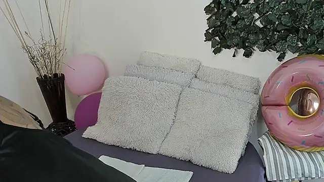 Snapshot of DestinyHills chatting on 09/10/25, 01:33 DestinyHills online show from 09/10/25, 01:33