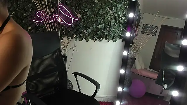 Snapshot of DestinyHills chatting on 09/23/25, 12:19 DestinyHills online show from 09/23/25, 12:19