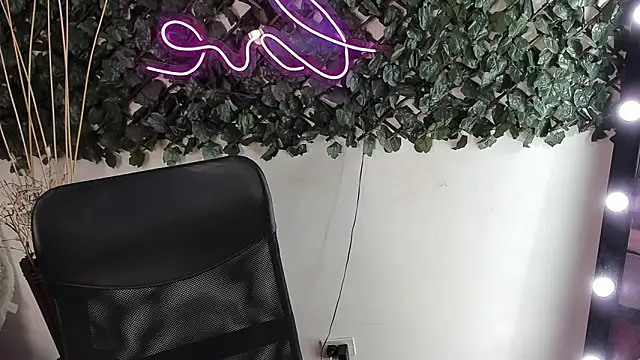 Snapshot of DestinyHills chatting on 09/27/25, 12:21 DestinyHills online show from 09/27/25, 12:21