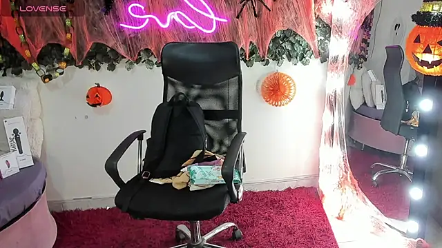 Snapshot of DestinyHills chatting on 10/20/25, 12:05 DestinyHills online show from 10/20/25, 12:05