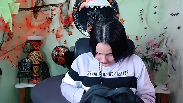 Snapshot of DestinyHills chatting on 10/27/25, 12:09 DestinyHills online show from 10/27/25, 12:09