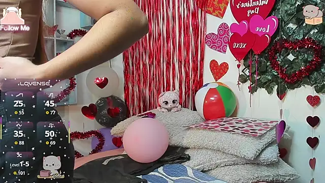 Snapshot of DestinyHills chatting on 02/13/26, 12:01 DestinyHills online show from 02/13/26, 12:01