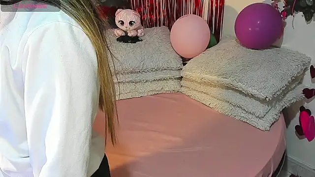 Snapshot of DestinyHills chatting on 02/21/26, 12:06 DestinyHills online show from 02/21/26, 12:06