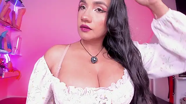 Snapshot of christymilkk chatting on 11/19/25, 12:43 christymilkk online show from 11/19/25, 12:43