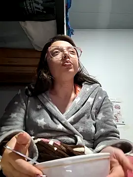 Snapshot of linda-schmidt chatting on 06/15/26, 12:46 linda-schmidt online show from 06/15/26, 12:46