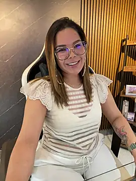 Snapshot of KellyBrooklyn_ chatting on 04/17/26, 02:20 KellyBrooklyn online show from 04/17/26, 02:20