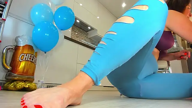 Snapshot of Girl_Squirts chatting on 09/25/25, 03:43 Girl Squirts online show from 09/25/25, 03:43