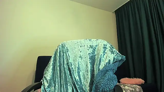 Snapshot of Angelaroberti3 chatting on 12/16/24, 01:43 Angelaroberti3 online show from 12/16/24, 01:43