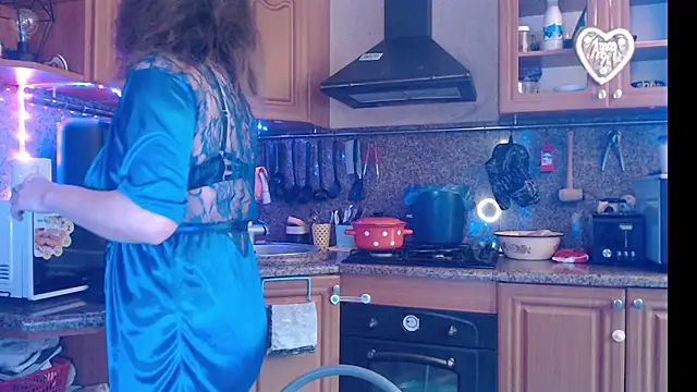 Snapshot of LizaCakes chatting on 12/11/24, 09:30 LizaCakes online show from 12/11/24, 09:30