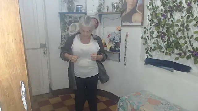 FunnyGrandma online show from 06/03/26, 01:52
