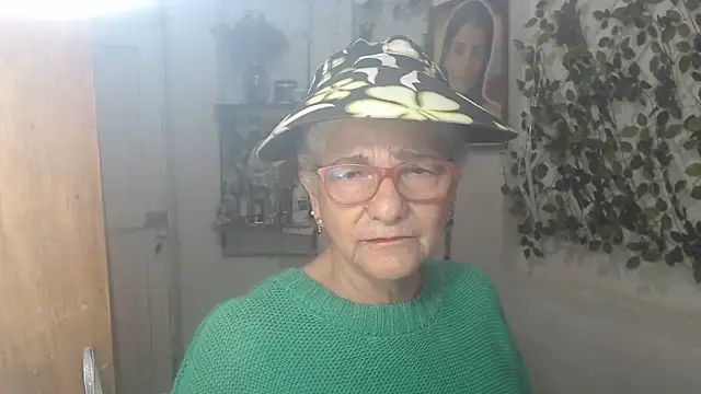 FunnyGrandma online show from 06/04/26, 10:38