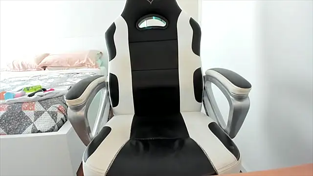 Snapshot of CallMeAngelica chatting on 10/01/25, 09:04 CallMeAngelica online show from 10/01/25, 09:04