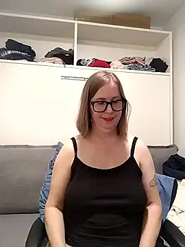 Snapshot of SweetandNaughty1 chatting on 06/16/26, 04:15 SweetandNaughty1 online show from 06/16/26, 04:15