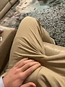 Snapshot of JohnnyBigShot chatting on 01/04/25, 11:38 JohnnyBigShot online show from 01/04/25, 11:38