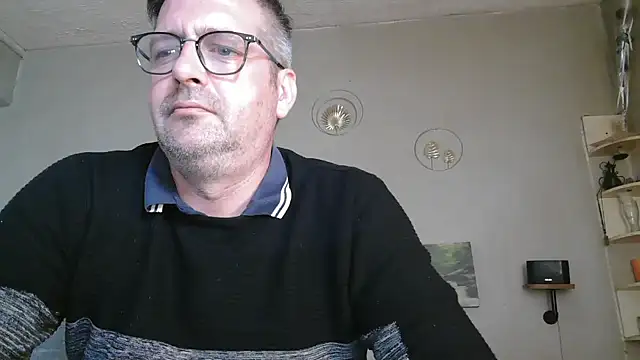Snapshot of matrikes1 chatting on 05/18/26, 03:18 matrikes1 online show from 05/18/26, 03:18