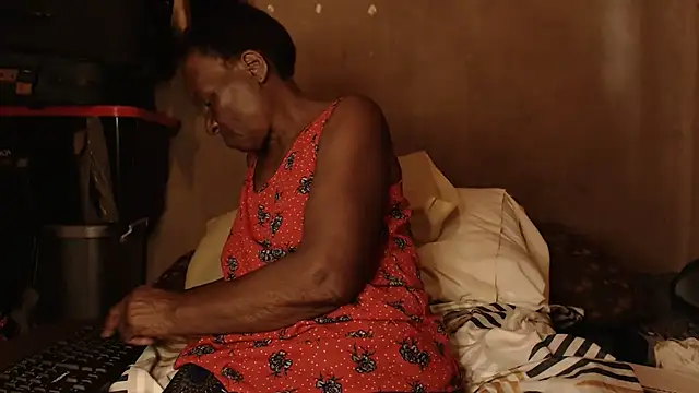 Snapshot of NaughtyGranny chatting on 02/12/25, 12:33 NaughtyGranny online show from 02/12/25, 12:33