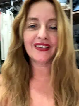 Snapshot of moniquerainx chatting on 10/24/25, 11:45 moniquerainx online show from 10/24/25, 11:45