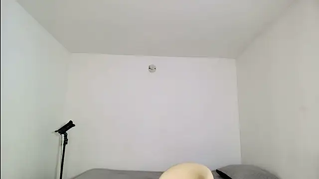 SARA TS FOX online show from 12/02/25, 01:44