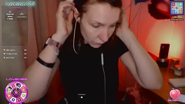 Snapshot of JohansonKatie chatting on 02/25/25, 11:19 JohansonKatie online show from 02/25/25, 11:19