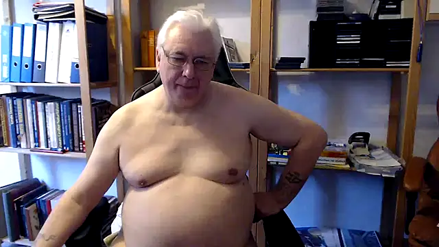 Snapshot of SchwanzhureXXL chatting on 02/17/25, 09:46 SchwanzhureXXL online show from 02/17/25, 09:46