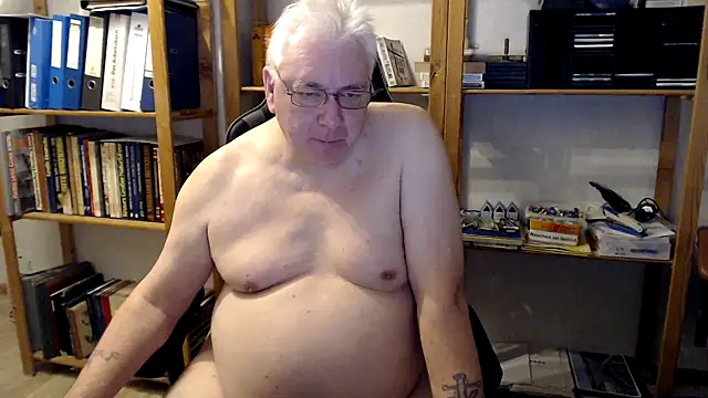 Snapshot of SchwanzhureXXL chatting on 09/23/25, 04:15 SchwanzhureXXL online show from 09/23/25, 04:15