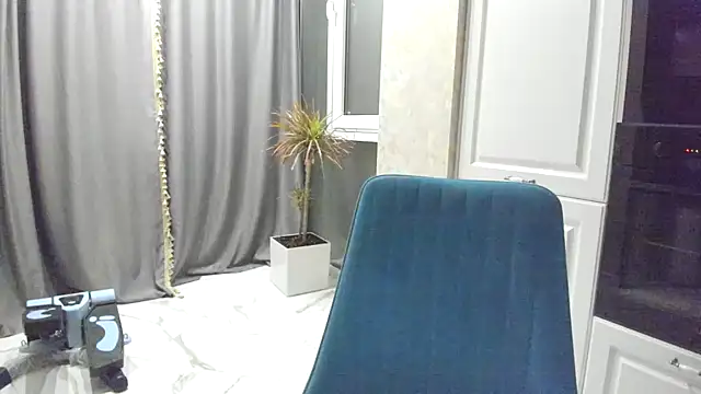 Snapshot of Iris_cherry chatting on 12/21/24, 06:44 Iris cherry online show from 12/21/24, 06:44