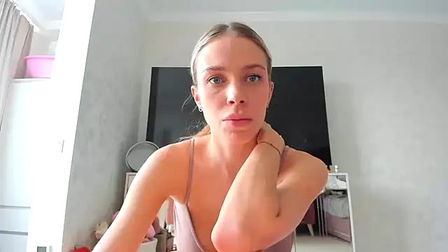 Snapshot of Iris_cherry chatting on 03/04/25, 11:19 Iris cherry online show from 03/04/25, 11:19