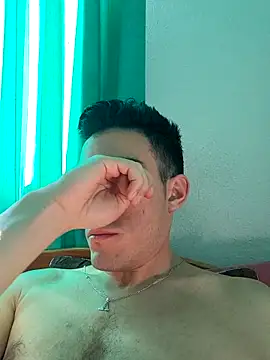 Snapshot of TommyMomentum chatting on 10/08/25, 12:36 TommyMomentum online show from 10/08/25, 12:36