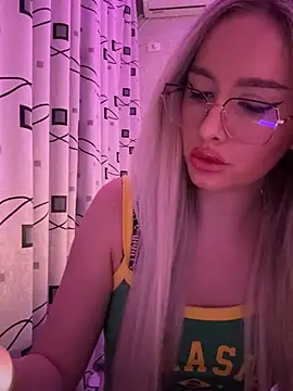 Snapshot of mollyxxx chatting on 12/12/24, 03:43 mollyxxx online show from 12/12/24, 03:43