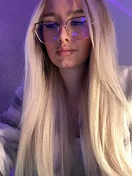 Snapshot of mollyxxx chatting on 01/05/25, 03:32 mollyxxx online show from 01/05/25, 03:32