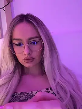 Snapshot of mollyxxx chatting on 01/06/25, 01:31 mollyxxx online show from 01/06/25, 01:31