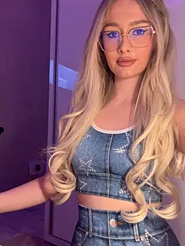 Snapshot of mollyxxx chatting on 01/11/25, 06:45 mollyxxx online show from 01/11/25, 06:45