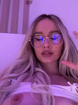 Snapshot of mollyxxx chatting on 01/12/25, 08:04 mollyxxx online show from 01/12/25, 08:04