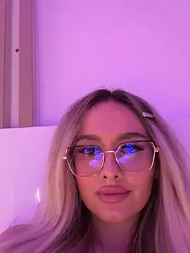 Snapshot of mollyxxx chatting on 02/02/25, 01:55 mollyxxx online show from 02/02/25, 01:55