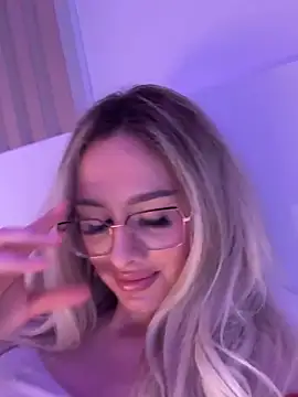 Snapshot of mollyxxx chatting on 02/16/25, 07:04 mollyxxx online show from 02/16/25, 07:04