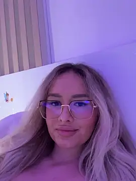 Snapshot of mollyxxx chatting on 03/07/25, 04:57 mollyxxx online show from 03/07/25, 04:57