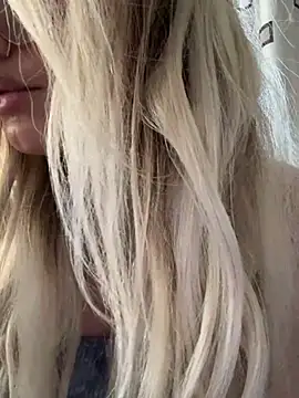 Snapshot of mollyxxx chatting on 03/09/25, 05:44 mollyxxx online show from 03/09/25, 05:44