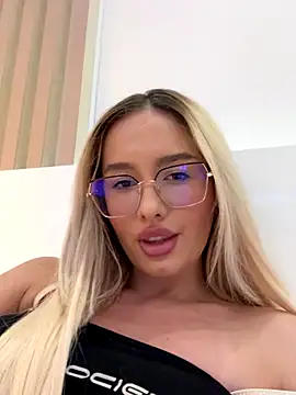 Snapshot of mollyxxx chatting on 09/11/25, 03:39 mollyxxx online show from 09/11/25, 03:39