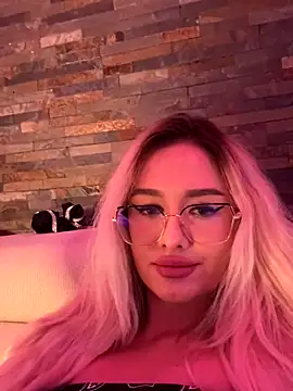 Snapshot of mollyxxx chatting on 09/13/25, 04:23 mollyxxx online show from 09/13/25, 04:23