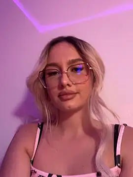 Snapshot of mollyxxx chatting on 09/25/25, 10:13 mollyxxx online show from 09/25/25, 10:13