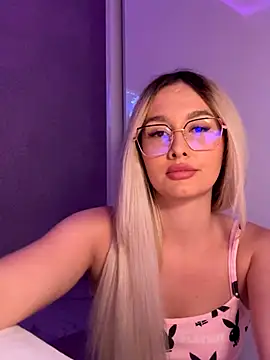 Snapshot of mollyxxx chatting on 10/13/25, 03:17 mollyxxx online show from 10/13/25, 03:17