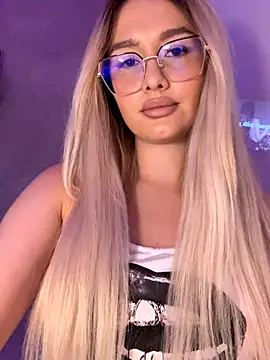 Snapshot of mollyxxx chatting on 10/25/25, 03:14 mollyxxx online show from 10/25/25, 03:14