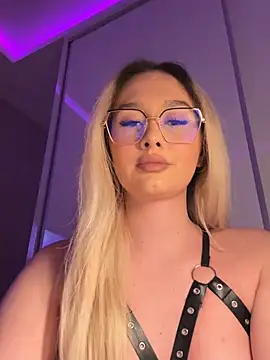 Snapshot of mollyxxx chatting on 04/30/26, 01:23 mollyxxx online show from 04/30/26, 01:23