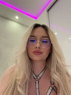 Snapshot of mollyxxx chatting on 05/01/26, 03:00 mollyxxx online show from 05/01/26, 03:00