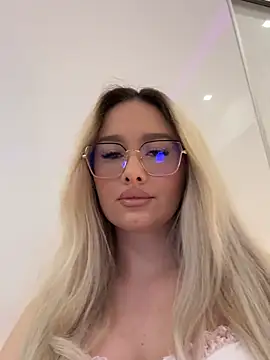 Snapshot of mollyxxx chatting on 05/03/26, 02:39 mollyxxx online show from 05/03/26, 02:39