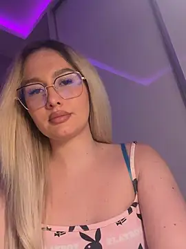 Snapshot of mollyxxx chatting on 05/17/26, 03:04 mollyxxx online show from 05/17/26, 03:04
