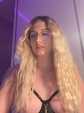 Snapshot of mollyxxx chatting on 05/18/26, 11:43 mollyxxx online show from 05/18/26, 11:43