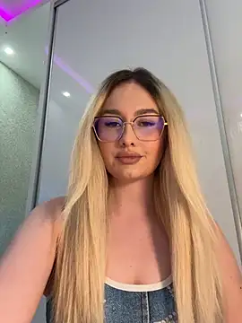 Snapshot of mollyxxx chatting on 05/22/26, 02:40 mollyxxx online show from 05/22/26, 02:40