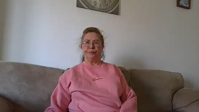 Hottie-Mom online show from 04/17/26, 09:45